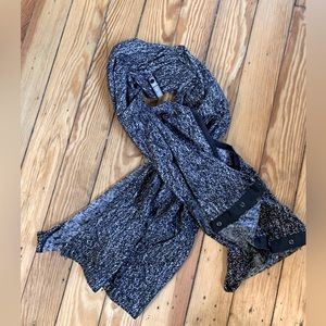 Lululemon Vinyasa convertible snap infinity scarf / wrap, black & white print